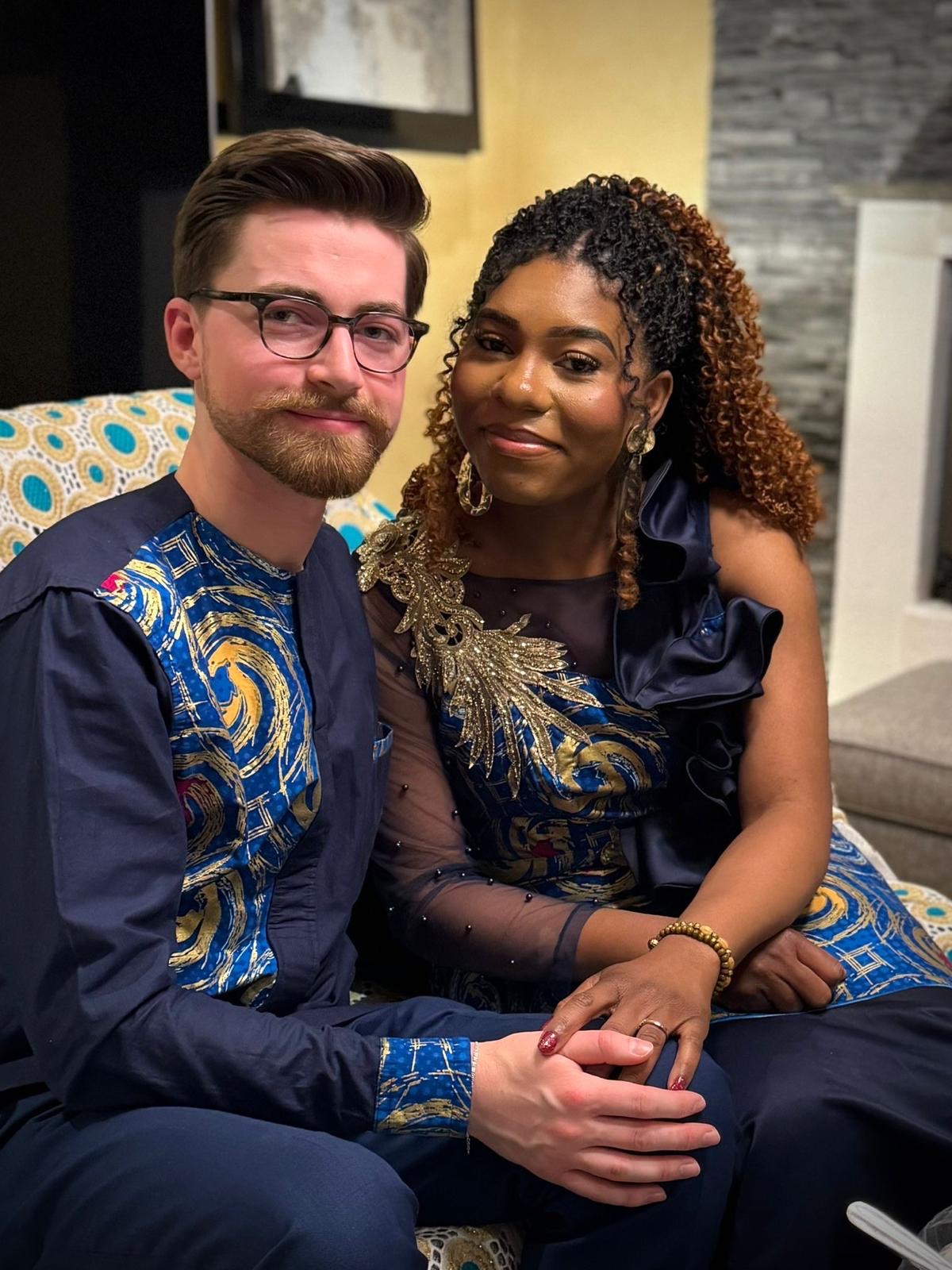 Kezia och Daniel tittar på varandra